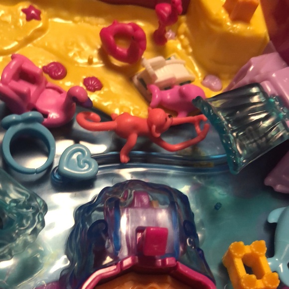 Pink Flamingo 🦩 Polly Pockets Beach Set with Tons of accessories - Picture 16 of 17